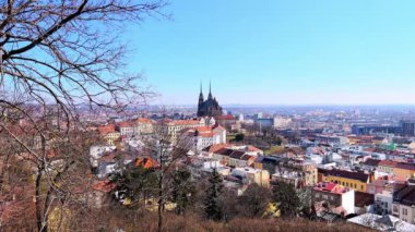 Brno Şato Tepesi şehrin çatılarını ve Çek Cumhuriyeti 'nin ortaçağ Gotik Katedralini gösteriyor.