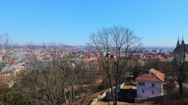 Brno Şatosu 'ndan Panorama' da yerel parkın yüksek ağaçları, şehir çatıları ve Gotik Katedral kuleleri ve Jan Amos Komensky Kızıl Kilisesi, Çek Cumhuriyeti