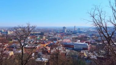 Brno 'nun modern ve tarihi bölgelerinde St Peter ve St Paul' un Gotik Katedrali ile panoramik ufuk çizgisi