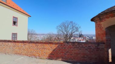 Tuğla duvarlı panorama, köşe savunma kulesi ve hendeği kazılmış ortaçağ Spilberk Kalesi, Brno, Çek Cumhuriyeti