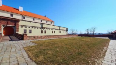 İç duvarlara ve kale kapısına bakan Spilberk Kalesi Mahkemesi Panoraması, Brno, Çek Cumhuriyeti