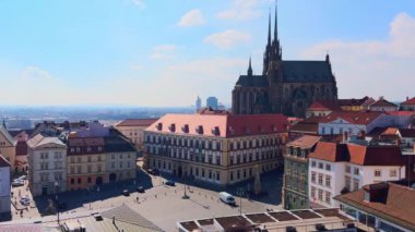 Lahana Meydanı manzarası tarihi konutlar ve uzun ince kuleleri olan Aziz Peter ve Paul Gotik Katedrali, Brno, Çek Cumhuriyeti