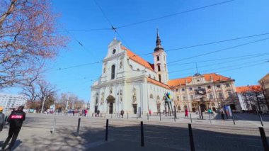 BRNO, CZECH REPUBLIC - 10 Mart 2022: St Thomas Kilisesi ile Moravya Meydanı Panoraması, Atlı Heykel Cesareti, Yoğun Yol ve Adalet Heykeli 10 Mart 'ta Çek Cumhuriyeti' nin Brno kentinde