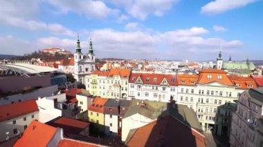 Şehrin en üst manzarası Eski Belediye Binası 'ndan St Michael Kilisesi, Spilberk Şatosu, Çek Cumhuriyeti' nin Brno kentindeki konakların kırmızı çatıları ve köşkleri