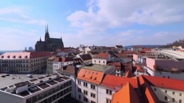 Eski kasaba çatıları olan panoramik şehir manzarası, St. Peter ve Paul Gotik Katedrali, Castle Hill 'in tepesindeki Spilberk Şatosu ve Çek Cumhuriyeti' nin Brno,