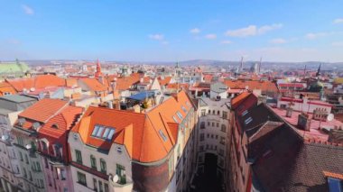 Eski kasaba Brno 'nun panoraması ve Çek Cumhuriyeti' nin eski belediye binasının çatıları.