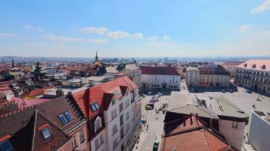Belediye Binası Kulesi Zelny Trh (lahana pazarı meydanı) ve Çek Cumhuriyeti 'nin Aziz Peter ve Paul Katedrali ile Eski Brno kasabasını gözlemler.