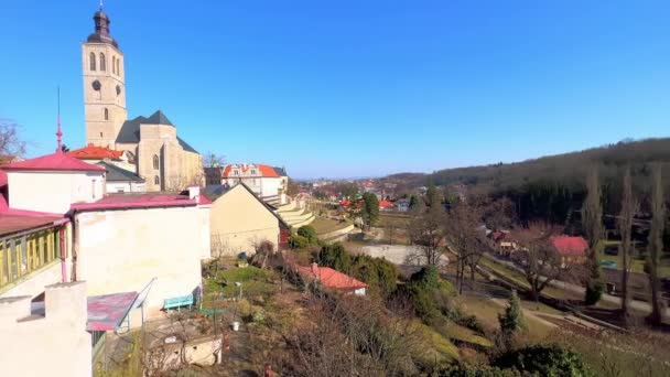 俯瞰天际的绿布鲁尔花园和圣詹姆斯教堂全景 捷克共和国库塔 — 图库视频影像
