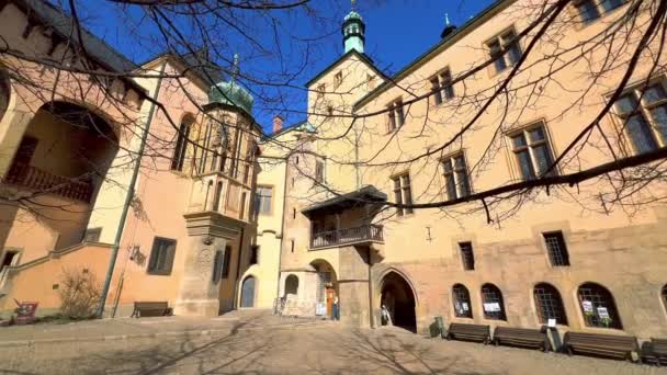 中世纪意大利宫廷庭院全景 墙壁高耸 哥特式小教堂 黑暗拱廊 捷克共和国 — 图库视频影像