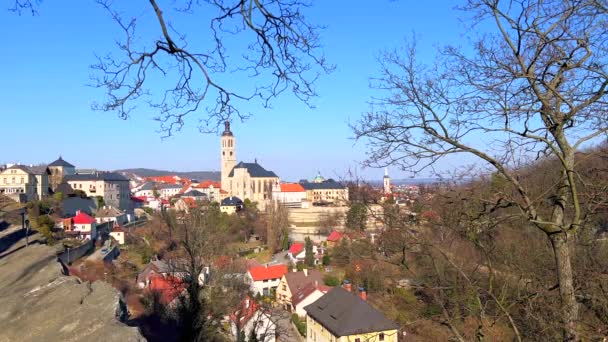 セントジェームズ教会は チェコのセントバーバラ大聖堂のテラスから眺めるクナホラの街並みを支配しています — ストック動画