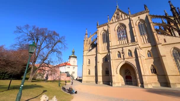 公園に囲まれたセントバーバラ大聖堂の見事なゴシック様式のファサードのパノラマ クナホラ チェコ — ストック動画