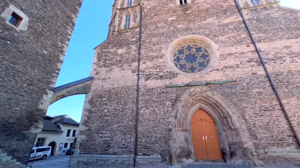 Kamenná Fasáda Historického Gotického Kostela Bartoloměje Růžovým Oknem Vysokými Zvonicemi — Stock video