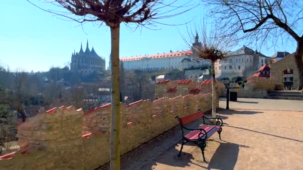 中世のKutna Horaスカイライン セントラルボヘミタンギャラリー デリットカレッジ とセントバーバラ大聖堂 イタリア宮殿 チェコの景色のテラスから — ストック動画
