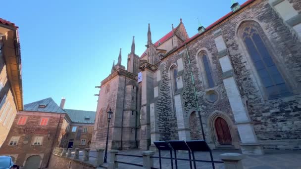 Panorama Dvořákovým Muzeem Gotickým Farním Kostelem Bartoloměje Jeho Zvonicí Brandlova — Stock video