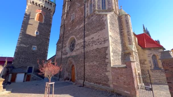 Monumentální Středověká Kamenná Fasáda Gotického Kostela Bartoloměje Zdobená Růžovým Oknem — Stock video