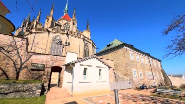 Panorama Starého Gotického Kostela Bartoloměje Malé Zahrady Zahrady Parkane Šťavnatým — Stock video
