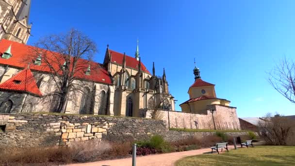 Igreja Gótica Medieval São Bartolomeu Com Muralha Jardim Zahrady Parkane — Vídeo de Stock