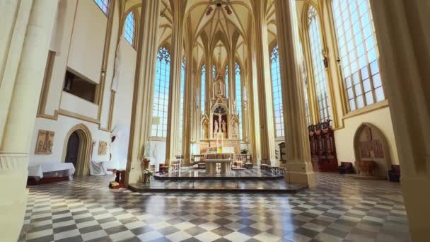2022年3月10日 捷克布尔诺 3月10日 在捷克共和国布尔诺 全景修复了圣詹姆斯教堂的哥特式建筑 带有高大的窗户 雕刻的祭坛和肋拱形天花板 — 图库视频影像