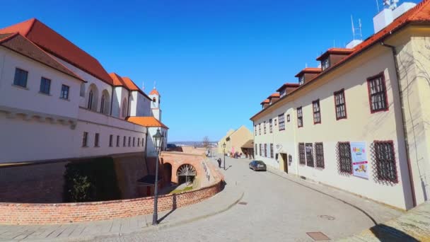 外墙和内墙之间有历史城墙 护城河和庭院的斯皮尔伯克城堡 捷克共和国布尔诺 — 图库视频影像