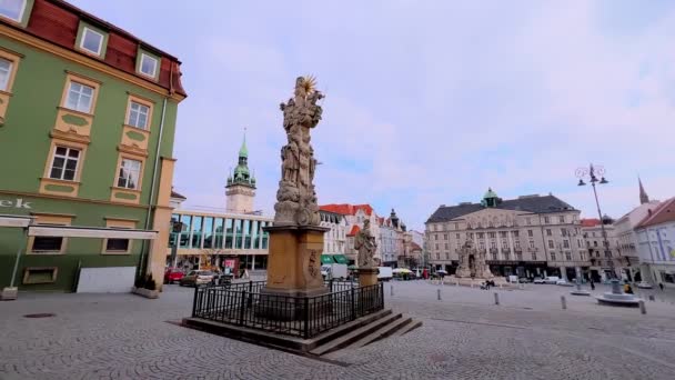 位于捷克共和国布尔诺的中世纪圣三一柱内的行人卷心菜广场 Zelny Trh 周围都是历史建筑 — 图库视频影像