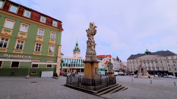 捷克共和国布尔诺行人区中三位一体的卷心菜广场历史建筑地标全景 — 图库视频影像