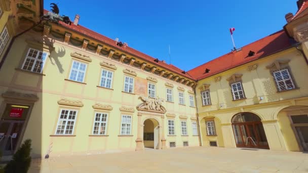 捷克共和国布尔诺新拉迪尼斯 新市政厅 装饰华丽的庭院全景 — 图库视频影像