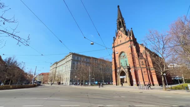 Brno Czeska Republika Marca 2022 Historyczne Czerwone Tramwaje Jadą Wzdłuż — Wideo stockowe