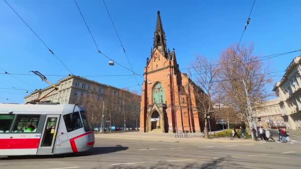 科梅尼斯广场上的街道场景 与哥特式红教堂和乘坐现代红色有轨电车 捷克共和国布尔诺 — 图库视频影像