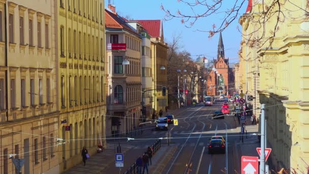 2022年3月10日 在捷克共和国布尔诺的Jan Amos Comenius哥特式红教堂前的Husova街交通 — 图库视频影像