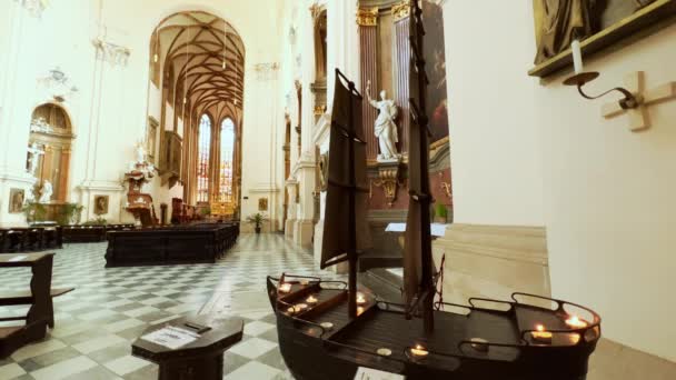 这艘木船在捷克共和国布尔诺的圣彼得和圣保罗大教堂燃着蜡烛 — 图库视频影像