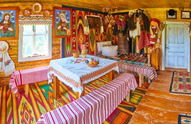 YABLUNYTSYA, UKRAINE - 24 Temmuz 2021: 24 Temmuz 'da Yablunytsya' da Yablunytsya 'da, Dağ Vadisi Peppers (Polonyna Pertsi) el sanatları köyünde eski mobilya, halı, ikon ve rushnyk dekoratif havluları olan ahşap Hutsul evinin içi