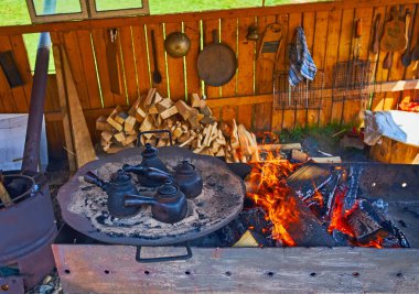 Kahve tencereli tepsi, Ukrayna 'nın Dağ Vadisi Peppers el sanatları köyünün açık ateşinde demleniyor.