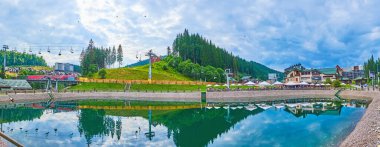 Bukovel dağ beldesi Bukovel, Ukrayna 'nın Alabalık Havuzu, restoranları, otelleri ve teleferikli dağ manzarası
