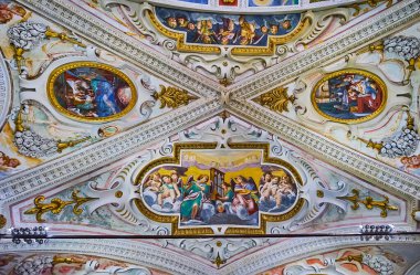 ORSELINA, SWitzERLAND - 26 Mart 2022: Madonna del Sasso Kilisesi Santa Maria Assunta Kilisesi, sıva dekorları, freskler, yaldızlı desenler, Orselina, İsviçre