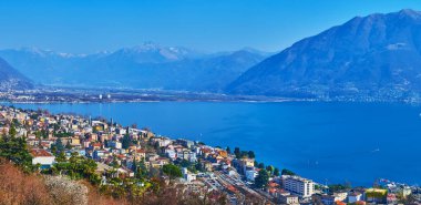 Maggiore Gölü Panoraması, Alpler ve Locarno, Ticino, İsviçre 'deki Muralto evleri.