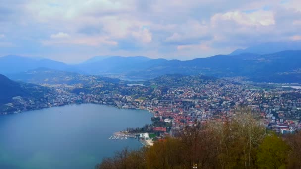 Panorama Atas Danau Lugano Biru Yang Indah Tanggul Dan Perumahan — Stok Video