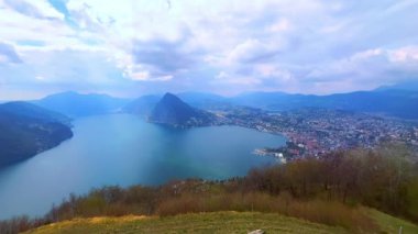 Lugano Gölü, Lugano Gölü, Monte San Salvatore, Melide Causeway, Monte Sighignola ve Monte Bre, Ticino, İsviçre 'nin tepesinden güzel bulutlu gökyüzü.