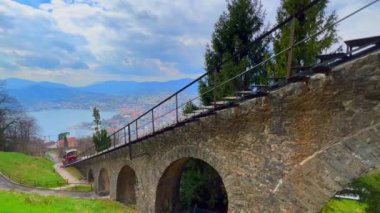 Ünlü Monte Bre Füniküler (Funicolare Cassarate - Monte Bre), Monte Bre, Lugano, Ticino, İsviçre bayırı boyunca Aldesago Viaduct 'a biner.