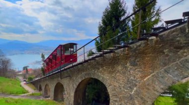 Monte Bre Funicular (Funicolare Cassarate - Monte Bre), Monte Bre yamacında Aldesago Viaduct 'a binen kırmızı renkli araba, Lugano, Ticino, İsviçre