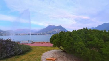 Riva Paradiso seti, çam ağaçları ve çiçek açan biberiyeler Monte Bre ve Lugano Gölü 'nün önünde, uzun çeşmeli, Lugano, Ticino, İsviçre