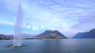 Lugano Gölü 'ndeki Getto d' Acqua (Lugano Körfezi 'ndeki Su Jeti) fıskiyesi, arka planda Monte Bre manzaralı, Lugano, İsviçre