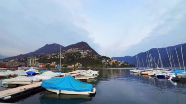 Monte Bre, Monte Boglia ve Lugano Prealps, Lugano, Ticino, İsviçre yamaçlarında liman tersanelerinde demirlemiş yatları ve tekneleri olan Panorama.