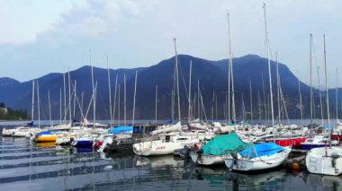Monte Sighignola, Monte San Salvatore ve Lugano Prealps, Lugano, Ticino, İsviçre yamaçlarına demirlemiş yatları ve tekneleri olan Panorama