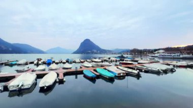 Limanda demirli balıkçı tekneleri ile Panorama Monte San Salvatore ve Lugano Prealps, Lugano, Ticino, İsviçre