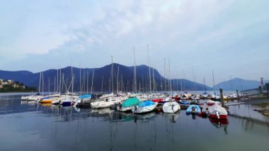 Lugano Gölü 'nde demirli yatları ve tekneleri olan tersaneler Monte Sighignola, Lugano, Ticino, İsviçre' ye karşı.