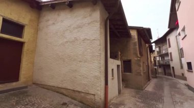 Ortaçağ Comano 'sunda bulunan Tera d' Sura Caddesi 'nin Panorama' sı korunmuş klasik konutlar ve dar sokaklar, Ticino, İsviçre