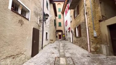 Komano 'nun dar sokakları ve sokakları boyunca, Ticino, İsviçre' de klasik yaşam evleri ile dolu.