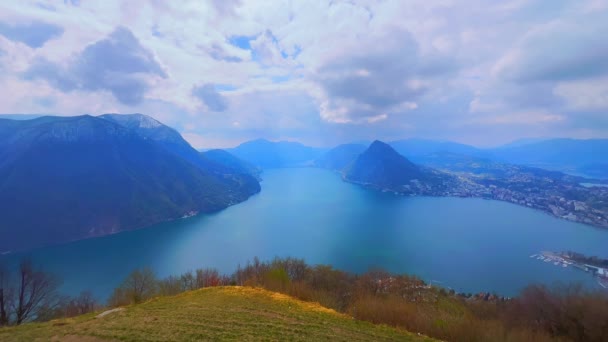 Pohled Ptačí Perspektivy Lugano Azurové Jezero Lugano Mlhavou Siluetu Monte — Stock video