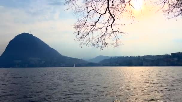 当晚在瑞士卢加诺的恰尼公园散步 看到卢加诺湖和山水波涛汹涌 背景是圣萨瓦托雷山 — 图库视频影像