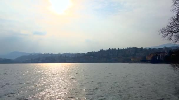 位于瑞士提契诺州卢加诺的卢加诺湖的日落全景尽收眼底 卢加诺湖有城市堤岸和圣萨尔瓦多山背景 — 图库视频影像